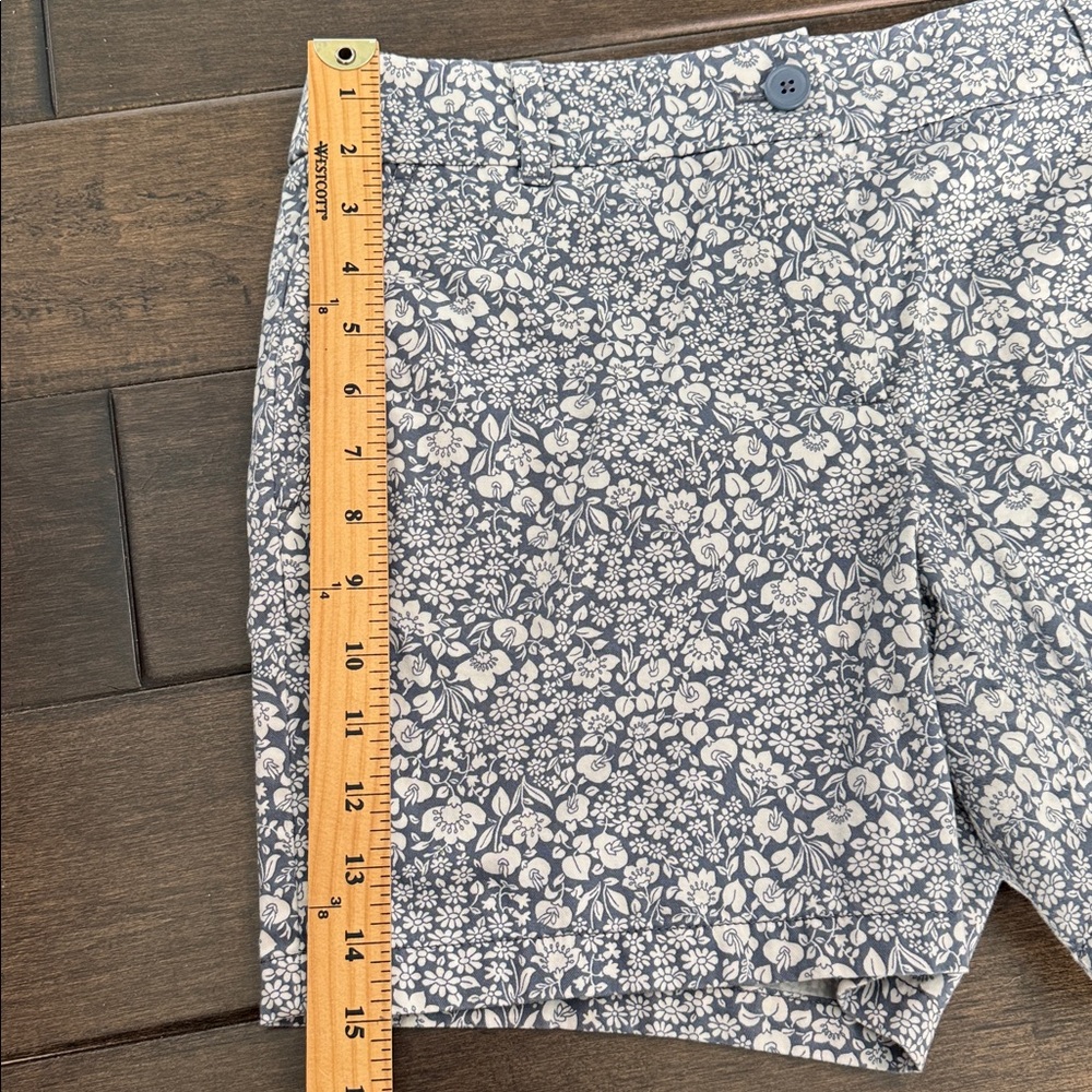 ❤️3/$30 Loft Outlet Floral Blue and White Women's 6” Inseam Shorts - Picture 9 of 10